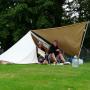 Tent op dijk met uitzicht