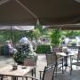 terras met uitzicht over water