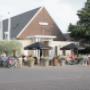 zonnig terras tegenover kerk