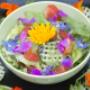 salade met eetbare bloemen