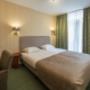 De Klassieke Kamer is een standaard tweepersoonskamer. De kamer op de foto is één van de kamers aan de achterkant van het hotel. Omdat wij 35 verschillende hotelkamers hebben, kan het zijn dat uw kamer andere details of kleuren heeft. Klassieke Kamers liggen op  verdiepingen in het hotel, zowel aan de voorkant, achterkant als aan de zijkant (Steegzijde).