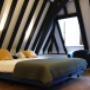 Deze Comfort Kamer ligt op de 3e etage (bovenste etage). Eén kamer ligt aan de voorzijde en één kamer ligt aan de achterzijde. De kamer heeft authentieke balken en een handgemaakt luik voor de ramen.