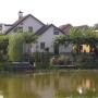 tuin grenzend aan vijver