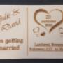 Houten uitnodiging met de lasermachine