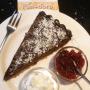 chocotaart + cranberry/creme