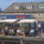 Met restaurant bij de haven