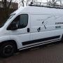 de bus waarmee wij voor komen rijden, goed gevuld met allerhande materiaal