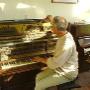 Hier wordt de piano gestemd.