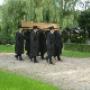 overledene op de schouders