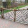 poort met hout en ruw ijzer