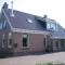 Woning is voorzien van nieuwe dakgoten, geheel nieuwe dakoverstek gecreerd en het dakkapel bekleed