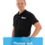 “Mijn vooropleiding is het CIOS Arnhem, hier heb ik mij gespecialiseerd als Fitness & Health coördinator. Dit was een mooie opstap om verder te studeren richting de fysiohterapie.

Het mooiste aan mijn vak is de variëteit. Iedere dag is anders en wanneer je denkt iets te kunnen voorbereiden, pakt het weer totaal anders uit. Dit houdt het uitdagend.

In een behandeling draait het er voor mij om dat ik samen met een cliënt aan zijn/haar persoonlijke doelen werk. Deze doelen zijn in samenwerking tussen fysiotherapeut en cliënt opgesteld. Ik vind het belangrijk dat daarin een cliënt gemotiveerd is om zijn of haar doelen te behalen. Het is aan mij om iemand daarin te sturen en coachen.

Ik denk dat cliënten mij omschrijven als een sociale, energieke en sportieve man die eerlijk en oprecht is in de omgang.

Binnen het gezondheidscentrum Linschoten zijn de lijntjes met andere disciplines zoals huisartsen, podotherapeuten, huidtherapeuten, etcetera erg kort. Dit zorgt voor een prettige multidisciplinaire samenwerking.”