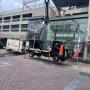 Reinigen van de gevel van betonslijpsel d.m.v. hoge druk onder gepaste druk