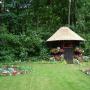 Tuinhuisje met rieten dak