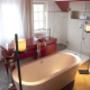 Suite bath area
