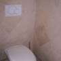 Toilet met natuursteentegels