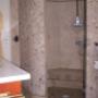 Badkamer met natuursteentegels