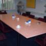 tafel van glas en wit cement