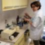 Assistente doet bloedonderzoek