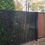 Modern hekwerk en houten poort