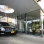 Rouwauto bij uitvaartcentrum