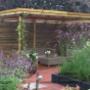 Door een bezoeker 11-10-2016 geüpload - Tuin met verhoogde borders, houten terras en buitenkamer.