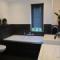 Grote inloopdouche, duo-bad, dubbele wastafel, zwevend toilet, vloer- en spiegelverwarming.