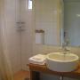 Badkamer met douche, wastafel en toilet