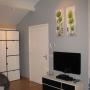 Een TV flatscreen, blu-ray speler en sateliet TV