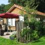 Tuinhuis met eigen terras en entree