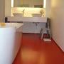 Rode epoxy gietvloer badkamer