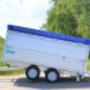 TwintTrailer aanhangwagen. Deze aanhangwagen heeft een dubbele functie, namelijk kippen en als transport gebruikt worden,