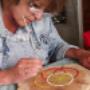 Rita de Ruijter, acupuncturist, homeopaat en hartcoherentiecoach van BeleefBalans is hier bezig met het maken van kunst