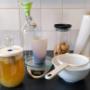 Een sfeerbeeld van het maken van waterkefir met verse waterkefirkorrels.