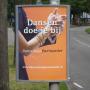 De reclameborden langs de weg.