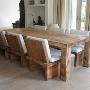 Robuuste massief houten tafel