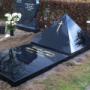 geplaatst werk  piramide van zwart graniet