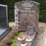 monument met handgehakte figuratie