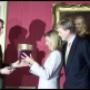 Overhandiging van de kroon voor Máxima.