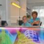 Debby en Christel aan de balie