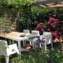 mozaiek-stadstuinontwerp-nijmegen-buiten-eettafel-onder-pergola-boven-roze-hortensia's