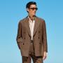 This mid brown suit is cut to a tailored fit with a natural shoulder, offering a slim chest and waist. Paired with straight leg trousers featuring a flat front and belt loops for a clean look.