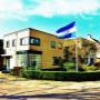 Verloskundige huisartspraktijk met wapperende Weesper vlag
