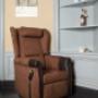 Een fauteuils met ook sta-op