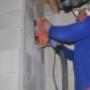 Bij loodgieterswerk en elektriciens werk, heeft u altijd te maken met gaten en sleuven in wand- en/of vloer. Voor uw doorvoeren bijv. voor toilet of wasbak, (centraal)dozen, elektriciteitspijpen, leidingen tbv centrale verwarming of vloerverwarming en spotjes maken wij graag de nodige sleuven en gaten. Om al deze leidingen weg te werken dienen er sleuven in wanden en vloeren te worden gefreesd.

Vooral bij bestaande gebouwen en bewoonde situaties, is het noodzaak dat u vakmensen aan het werk heeft die netjes en secuur werken, en zoveel mogelijk overlast vermijden. Wij zagen met moderne apparatuur, stofarm en zonder rommel!