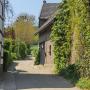 Straatje overgeul bij de vakantiewoningen