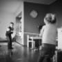 Lifestyle fotoshoot, ontspannen thuis spelen.