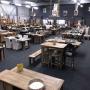 Showroom vol stoelen en tafels