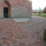 Antieke bestrating bij kerk