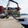 Schip met zand lossen